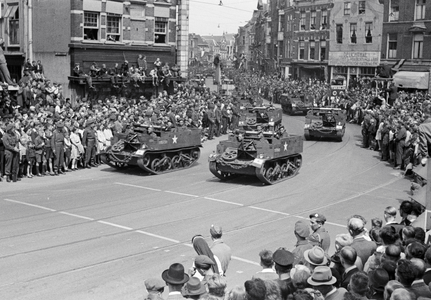 831617 Afbeelding van de Memorial D-Day Parade met militairen van de 3rd Canadian Infantry Division op de Neude te ...